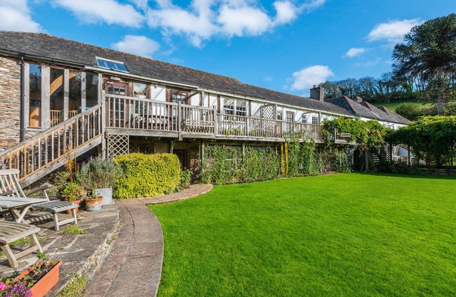 THE BARN, pet friendly, character holiday cottage in Dittisham