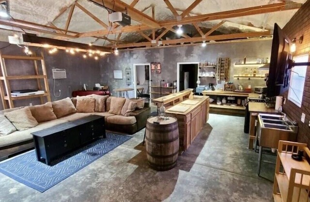 The Barndominium @ Moon Valley, King Bed, Unique, Gas Stove, Full Fence