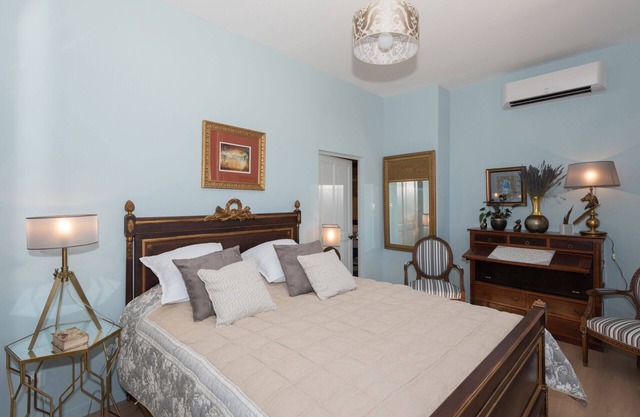 THE BASTIDE GARD BRIDGE spacious room decorated in Provencal style