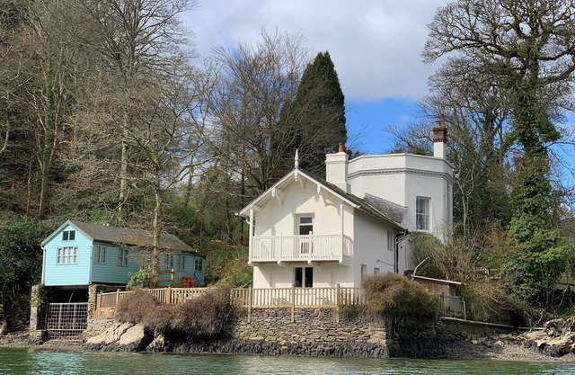 THE BATHING HOUSE, family friendly, with pool in Ashprington
