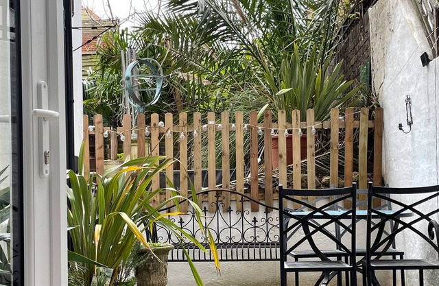 THE BAY, family friendly, country holiday cottage in Westgate-On-Sea