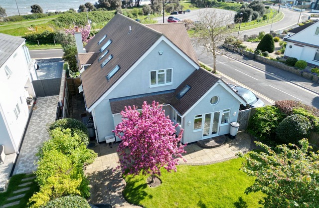 The Beach House - a stone's throw from Avon Beach, Friars Cliff