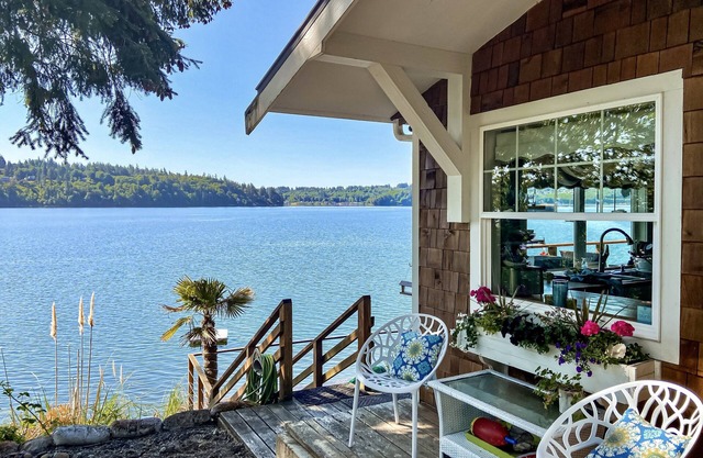 *THE BEACH HOUSE* Beautiful Puget Sound Waterfront Beach House Shelton