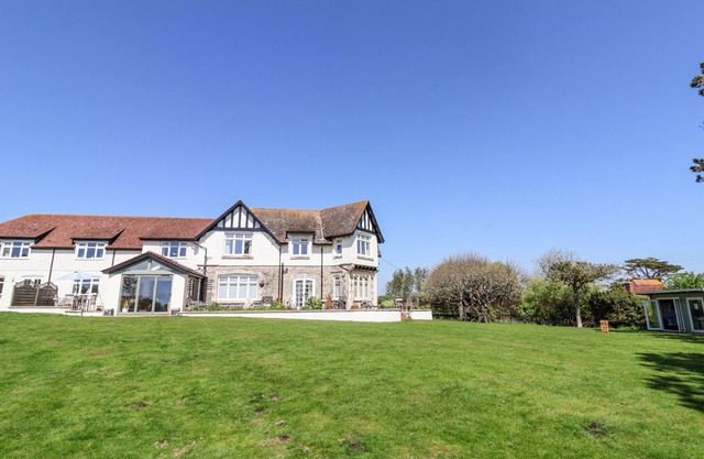 THE BEACH HOUSE, pet friendly, character holiday cottage in Beer