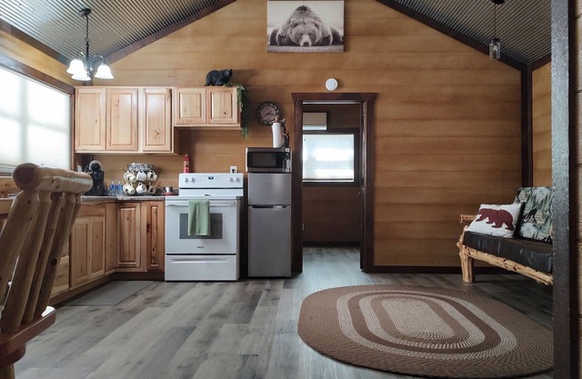 The Bear Den (Secluded in Amish Country and peaceful)
