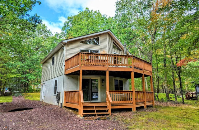 The Bear Foot Lodge by AvantStay | Game Room, Deck, Beach/Lake Access