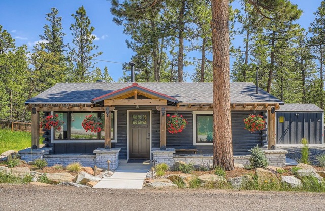 The Bear's Den, Hot Tub Retreat, Family Home