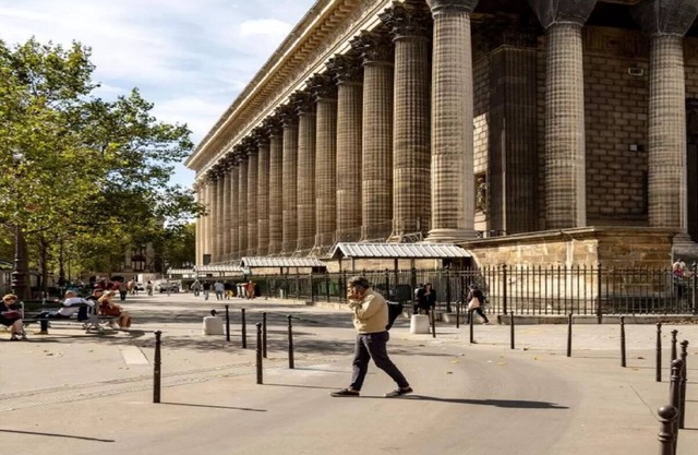 THE BEATING HEART OF PARIS FASHION-NEXT TO PLACE VENDOME