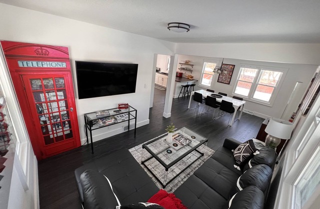 The Beatles House (newly reno w/heated garage)