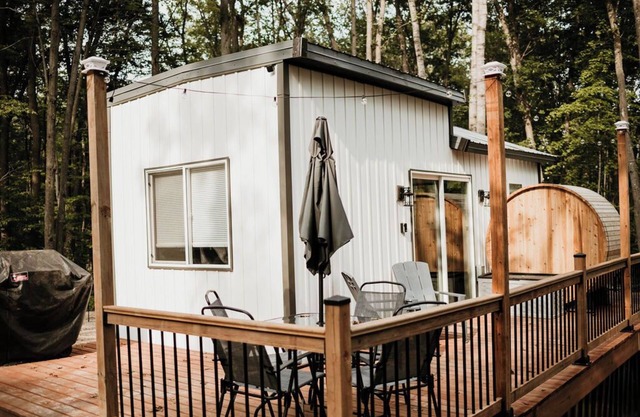 “The Beatnik nook” - tiny cabin in the woods - sauna, outdoor tub!