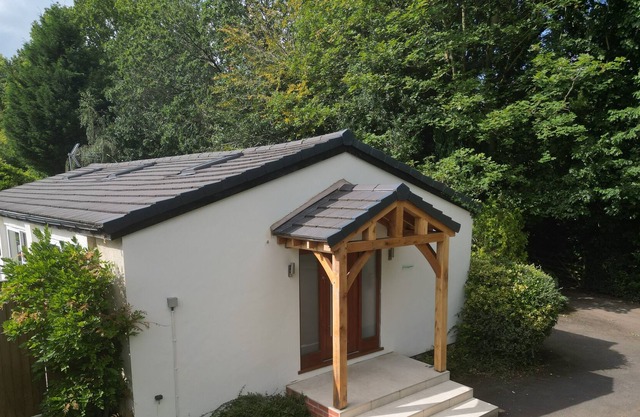 THE BEECHES, romantic, character holiday cottage in Norley