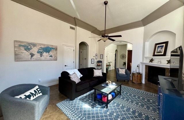 The Best Home for Families-Dogs/Gated Community w/Security/Pool & Many Amenities