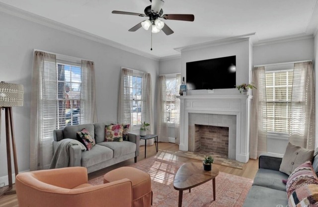 The Beverly est. 1939! Charming 3-bedroom house with Hot Tub! Permit 25-0078-STR