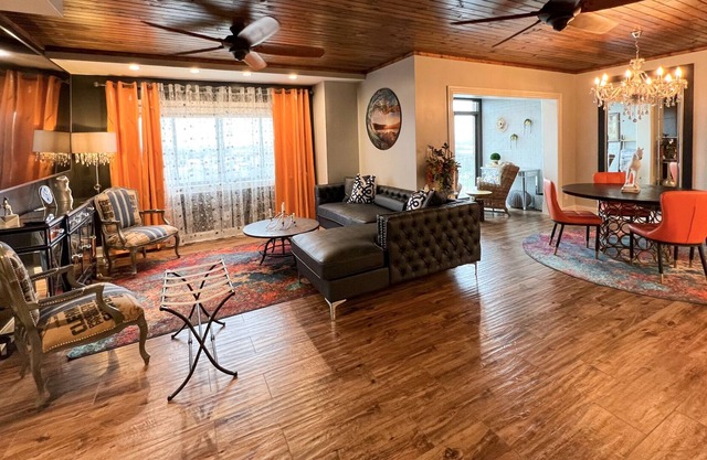 The Big Blue Wave - 2-Bedroom Condo by Rupp Arena