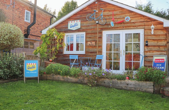 THE BIKE SHED, romantic, with a garden in West Tytherley