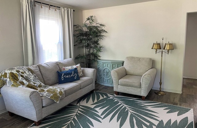The Bird Nest 2-bedroom central & safe for families close to Sanford, VA, & Zoo
