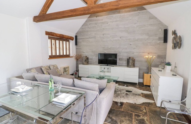 THE BIT ON THE SIDE, pet friendly, with a garden in Ettington