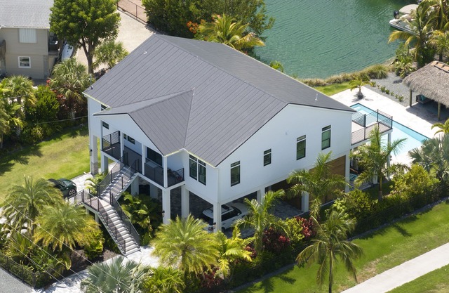 THE BLACK MARLIN - 3 BEDROOM/2.5 BATHROOM WITH POOL & TIKI HUT