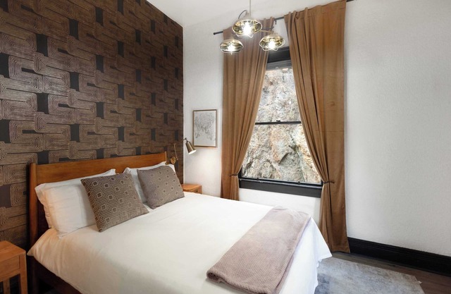 The Block Basic - Queen