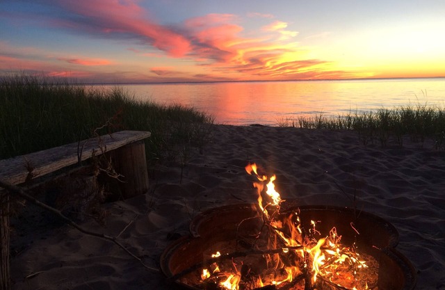 The Blue Dog - Lake Michigan Cottage on the Beach - Good Hart