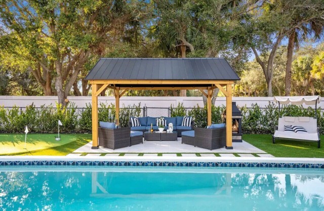 The Blue Palm: Pool & Golf + 1 mile to Beach 🌴
