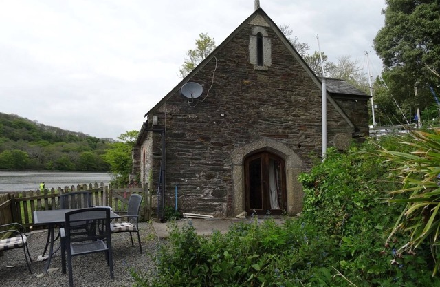 THE BOAT HOUSE, pet friendly, with a garden in St Winnow