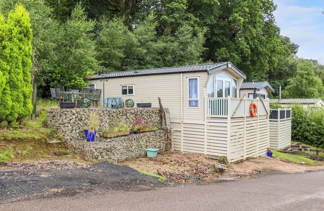 THE BOATHOUSE, pet friendly, with pool in St Leonards-On-Sea