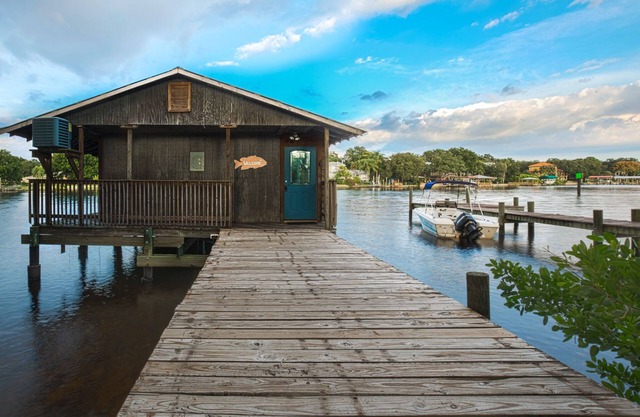 The BoatHouse on the Hillsborough River- Enjoy river and downtown water views