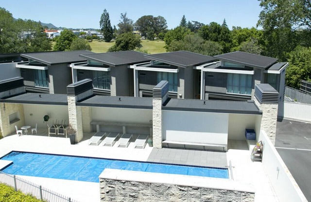 THE BOATHOUSE - TAUPO HOLIDAY APARTMENT, with pool in Two Mile Bay