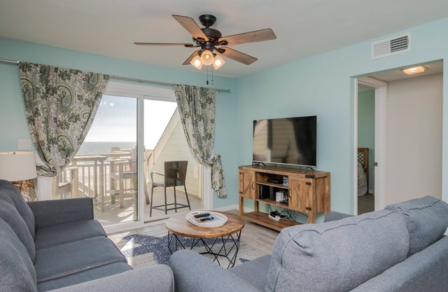 The Breeze: Community Pool, Private Balcony, Whirlpool Tub and More!