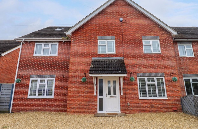 THE BULLSEYE, pet friendly, character holiday cottage in Stonehouse