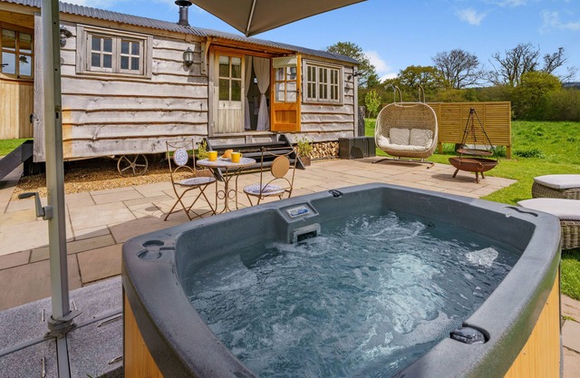 The Butterfly Hut - One Bedroom House, Sleeps 2