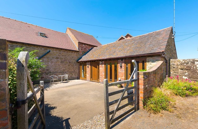 THE BYRE, character holiday cottage, with a garden in Billingsley