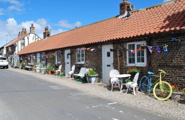 THE BYRE COTTAGE SLEEPING 4 NEXT TO FOX COVERT PUB YARM B&B. S/C.