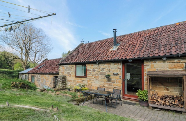 THE BYRE, pet friendly, with open fire in Stokesley