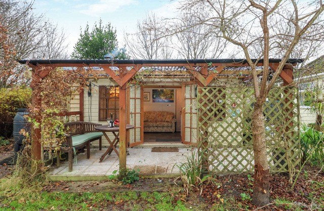 THE CABIN AT LITTLE TIMBERS, pet friendly, with open fire in Ringwood