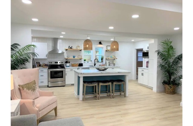 The Callie- Downtown by the square & park. Tons of Parking. On 3 Acres!