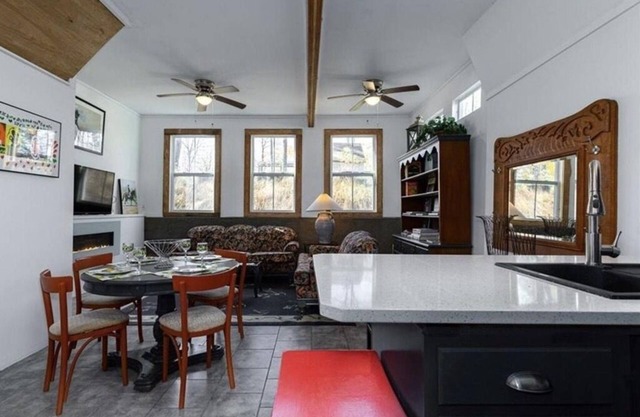 The Carriage House -2-bedroom house w/Saltwater Heated Pool, WiFi, AC in Amenia