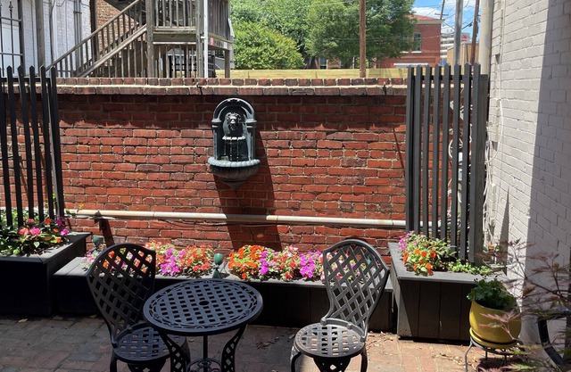 The Carriage House Downstairs Garden Cottage- Downtown Richmond/VCU