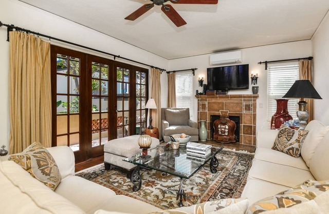 "The Carriage House" Upper Unit