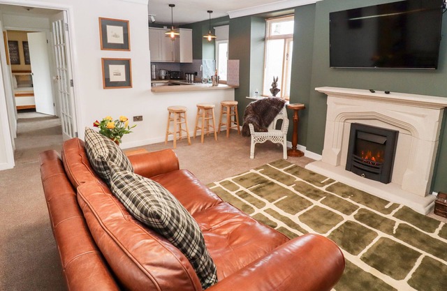 THE CARRIAGE, pet friendly, character holiday cottage in Lydney