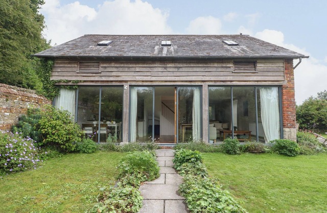 THE CART BARN, pet friendly, with a garden in Ridge