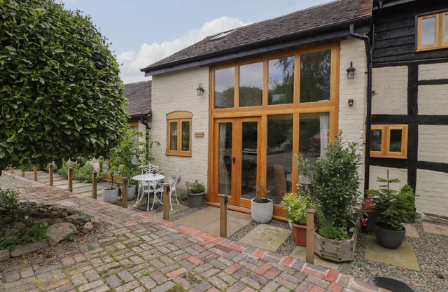 THE CART BARN, romantic, with a garden in Yarpole