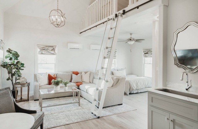 The Cart House Sleeps 6 Golf Cart Included