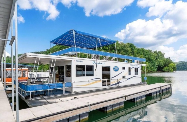 The Castaway Houseboat 53' - Smallest Houseboat, 3 bedrooms, waterslide, covered rooftop lounge area