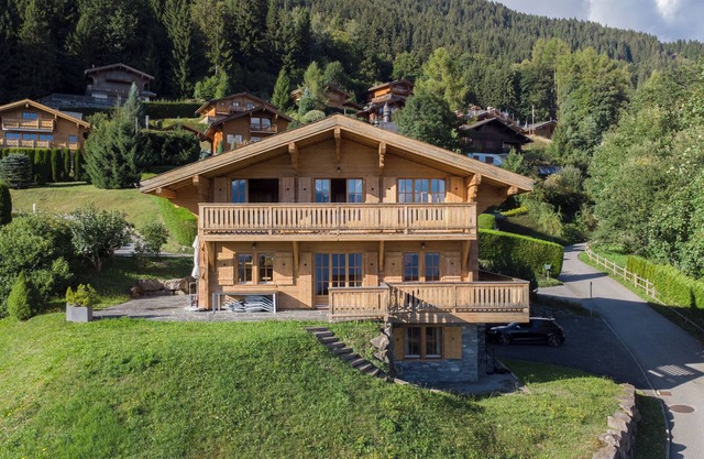 The chalet is located in Chesières, just next to Villars, 1.5km from the departure of the Roc d'Orsa