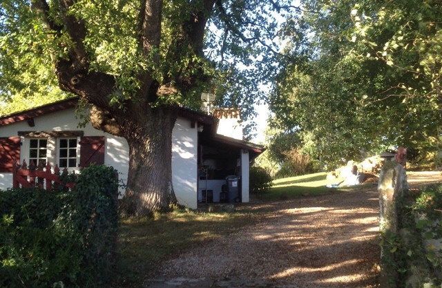 The charm of an old sheepfold 5' from Espelette facing the Basque mountains