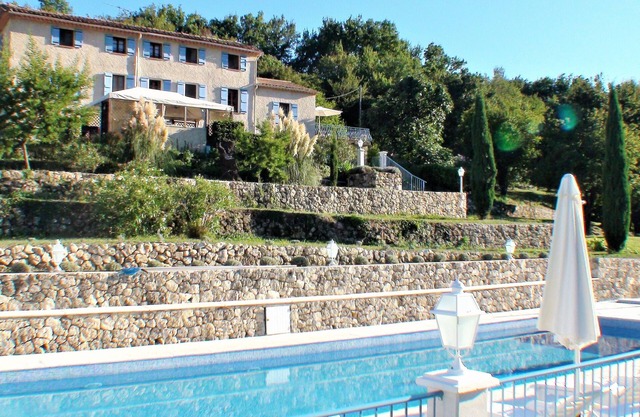 The charm, tranquility and space of a park of 2 hectards, the heated pool.