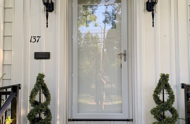 The Chelsea of Medina - Walk to historic square, dining, shopping and more.