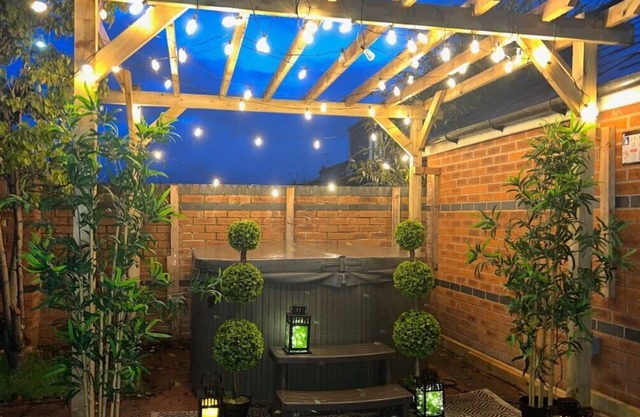 The Cheshire Gathering - Hot Tub 8 Bedroom